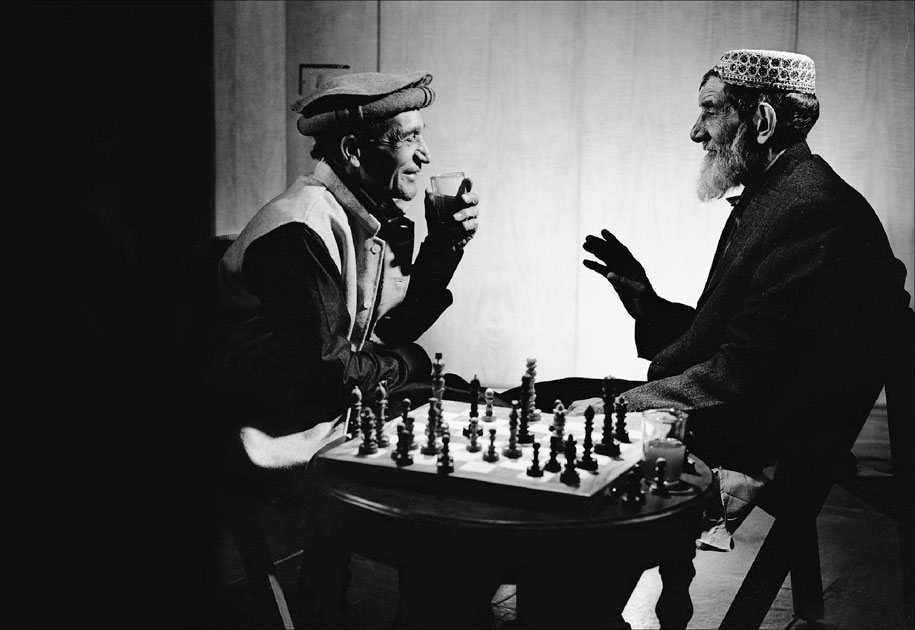 02_afghantelecom.twoold men.ogilvy&mather.conversation.chess.blackandwhite.jpg
